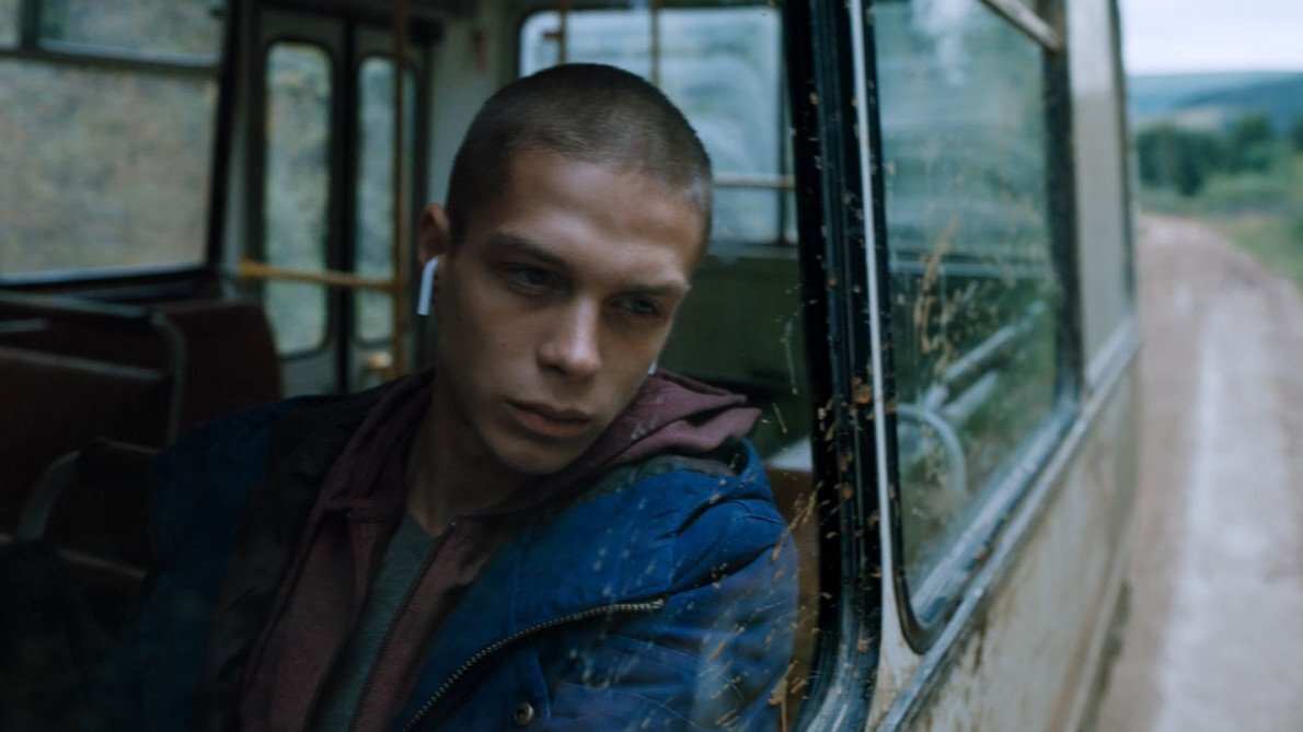 Егор большую часть сериала молчит и куда-то смотрит