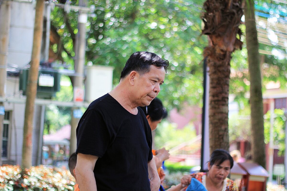 Дедуля активно следит за своей сединой