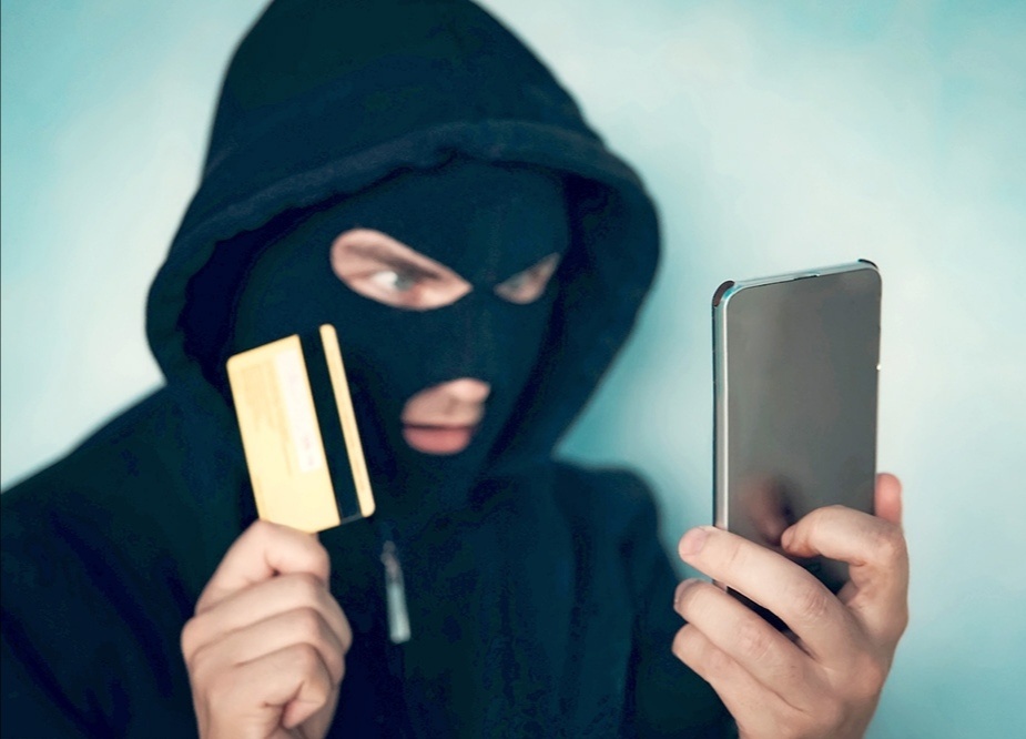 Несмотря на то что средства массовой информации активно распространяют предупреждения о всё новых и новых схемах телефонного мошенничества, а само это явление никак нельзя назвать новым, количество успешных афер по телефону неуклонно растет — не хотят мошенники отказываться от столь простого и сравнительно безопасного способа обмана граждан.

Мошенники увеличивают количество звонков и ведут себя все более назойливо. А граждане постепенно учатся выявлять их звонки и иногда даже отвечать на них таким образом, чтобы не только оставить решившего поживиться за их счет преступника с носом, но и оставить у того неприятный осадок от разговора со своей неудавшейся жертвой, сведя таким образом вероятность повторного звонка к минимуму.

В некоторых случаях граждане умудряются даже выводить мошенников из себя. Поговорим о способе, который может повторить каждый. И подойдет этот способ не только против мошенников, но и против балансирующих на грани законности, чересчур навязчивых продавцов дорогих и низкокачественных пылесосов, фильтров для воды и прочих товаров.


 
Почему способ выводит из себя мошенников?
Телефонное мошенничество — это поставленный на поток преступный бизнес. А раз это бизнес, то нет ничего удивительного, что время в нем зачастую стоит очень дорого.
Очень малый процент преступников обладает подробной информацией о своей жертве — именно поэтому бездетным людям приходят SMS-сообщения вроде «Мама, я в беде, пришли на этот номер денег», а тем, у кого ни разу в жизни не было кредита, поступают звонки насчет долгов от якобы сотрудников банка.

В любом случае, выявить мошенника возможно по разным признакам. Например, сотрудник банка никогда не станет звонить вам и, угрожая блокировкой карты запрашивать конфиденциальные данные, а действительно выгодное предложение вам никто не станет навязывать практически насильно.

Кроме того, существуют мобильные приложения, которые могут предупреждать, что входящий звонок производится с номера, используемого в мошеннических целях, или принадлежащего недобросовестной компании, которая хочет навязать ненужный товар.

Самое главное — спокойно анализировать всю поступающую информацию, и тогда вы точно сможете понять, когда вас хотят обмануть, и сможете не допустить этого.
Если преступник понимает, что жертва что-то заподозрила и додавить ее не получится, он просто прекратит разговор и продолжит обзванивать других. Потому что время — деньги, и свое время мошенник очень ценит. А если он поймет, что жертва на крючке и готова выполнять все, что ей скажут, преступник продолжит действовать.
Как поиздеваться над мошенником?
Итак, вы поняли, что вам звонит мошенник, и решили его немного проучить. Для этого необходимо сделать вид, что вы у него на крючке. Переигрывать не стоит, но можно задать несколько уточняющих вопросов по легенде, которую он вам представил с целью завладеть вашими деньгами.

 
Для примера мы рассмотрим ситуацию, когда преступник знает, что у его жертвы имеется банковская карта. Звонит он от имени службы безопасности банка, заявляет, что карта заблокирована из-за попытки взлома и для снятия блокировки держатель карты должен по телефону продиктовать данные карты и секретный код, который придет в SMS-сообщении.

Все мы знаем, что сотрудник банка ни при каких обстоятельствах не станет запрашивать конфиденциальные сведения вроде PIN или CVV/CVC кодов, а процедура разморозки счета производится намного сложнее. Значит, звонящий не имеет к вашему банку никакого отношения.
Но ему можно подыграть, дав понять, что вы испугались за свои счета и готовы следовать указаниям. После чего, нужно просто попросить мошенника подождать, пока вы ищите нужные документы и куда-то запропастившуюся в такой важный момент карточку. После чего просто положить телефон в карман и продолжить заниматься своими делами. Раз в пять минут можно снимать телефон с удержания и сообщать, что поиски продолжаются, скоро карта найдется.
 
Спустя какое-то время преступник поймет, что над ним издеваются, и он зря так долго висел на телефоне. Мало у кого на такое осознание бывает спокойная реакция, чаще преступники выходят из себя, ведь по сути вы не просто заставили ждать, но и поменялись ролями.

Если входящий звонок от него производился с обыкновенного 11-значного российского мобильного номера, можно воспользоваться предоставляемой многими мобильными операторами услугой — звонок за счет собеседника, чтобы перезвонить мошеннику и вновь поставить на удержание. Хотя, данный способ эффективнее работает с представителями недобросовестных компаний, навязывающих товары, потому что они обязаны отвечать на входящие.

Другой вариант того же способа — сделать вид, что вы нашли документы и карту, и просто назвать мошеннику неверные, взятые из головы наугад реквизиты. Когда у того не получится провести по ним операцию с вашей картой, можно заявить, что вы, наверное, ошиблись где-то с цифрой и продиктовать совсем другие, также выдуманные, цифры. На это потребуется потратить больше времени, но зато вы сможете наблюдать за реакцией преступника, понимающего, что вы водите его за нос.