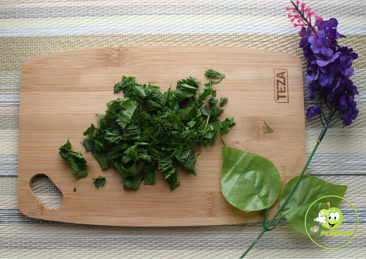 Зелень мелко порубить