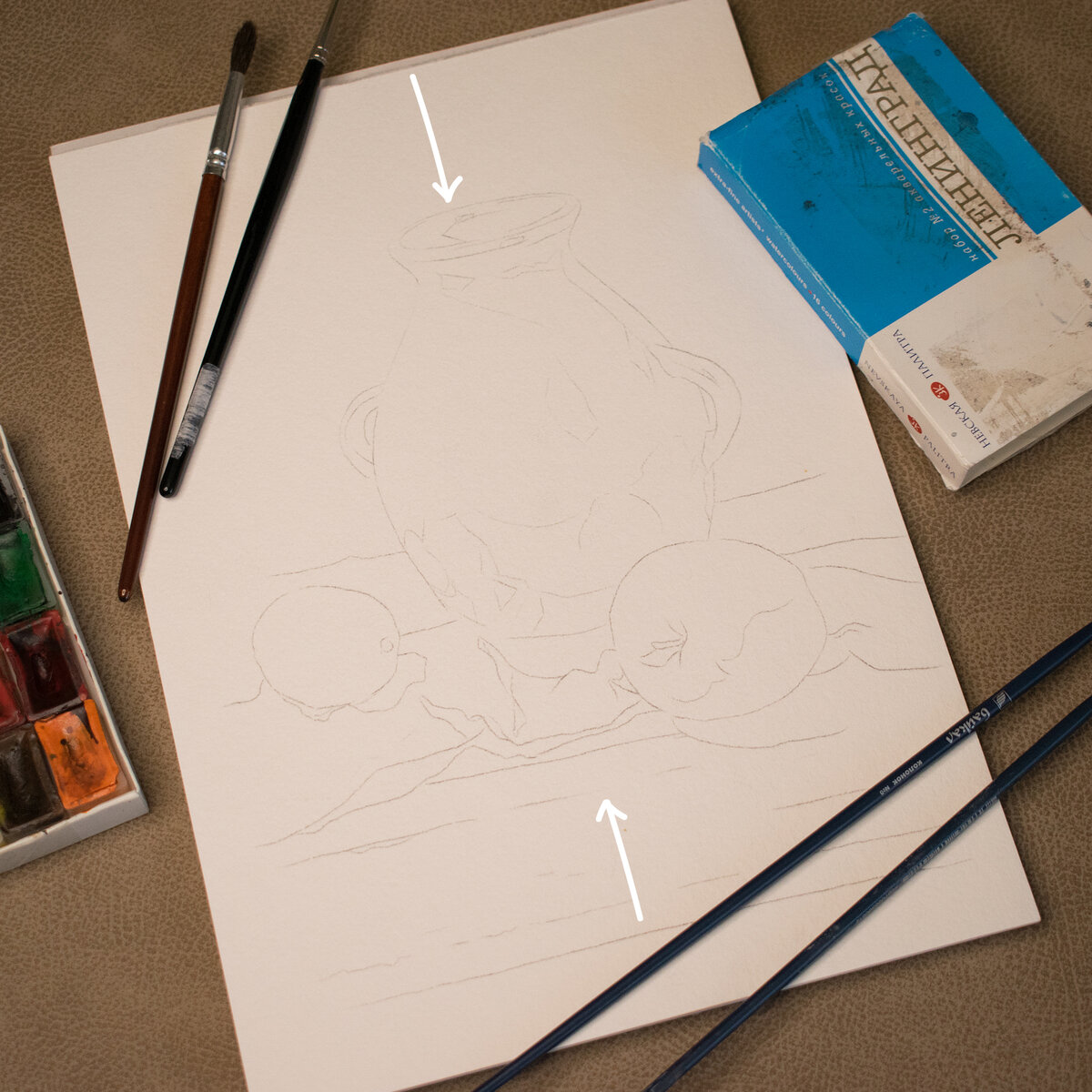 В самом начале продумайте композицию. Правильное расположение всех предметов в листе — половина успеха. Оставляем снизу больше места, чтобы визуально натюрморт не падал.