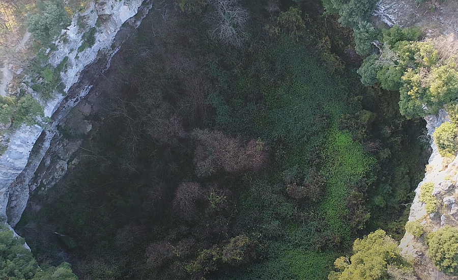 Pozzo d'Antullo - внизу 20-метровые деревья