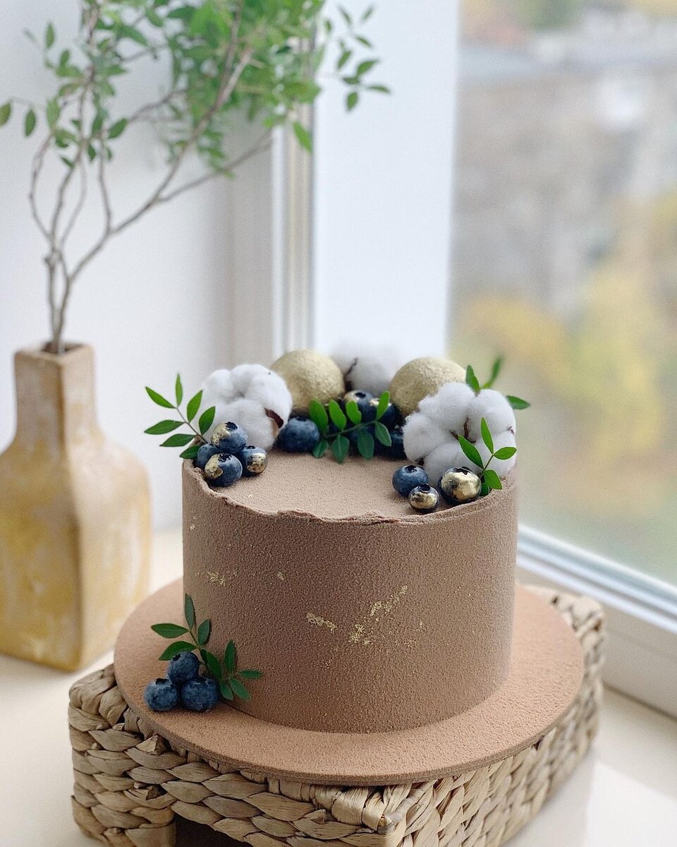 Торт выровнен ганашем на молочном шоколаде. Источник: instagram.com