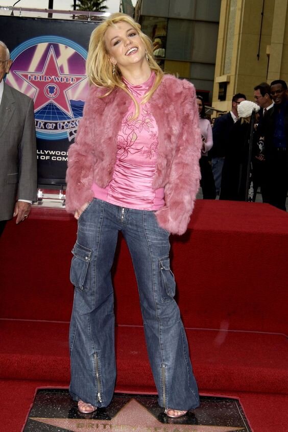 Бритни Спирс. Карго-джинсы и "розовая чебурашка" - мастхэв фореве.