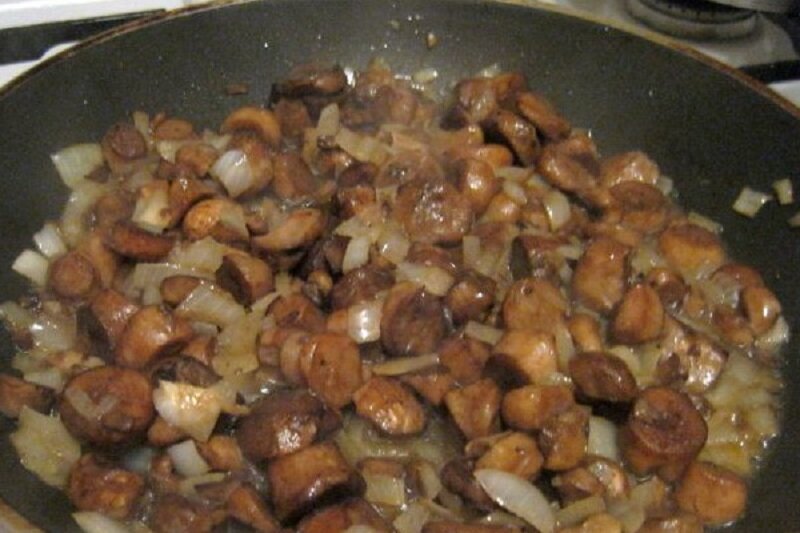 Мясо с шампиньонами на сковороде с луком. Мясо с грибами на сковороде. Свинина с шампиньонами на сковороде. Шампиньоны тушеные в сметане с луком на сковороде рецепт с фото. Мясо с чесноком на сковороде.