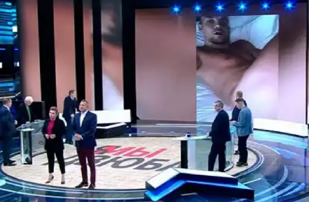 Поборники высокой морали и нравственности демонстрируют на федеральном канале кадры из скандального ролика как раз в то время, когда его могли увидеть ВСЕ и даже дети. По моему, это уже за гранью!