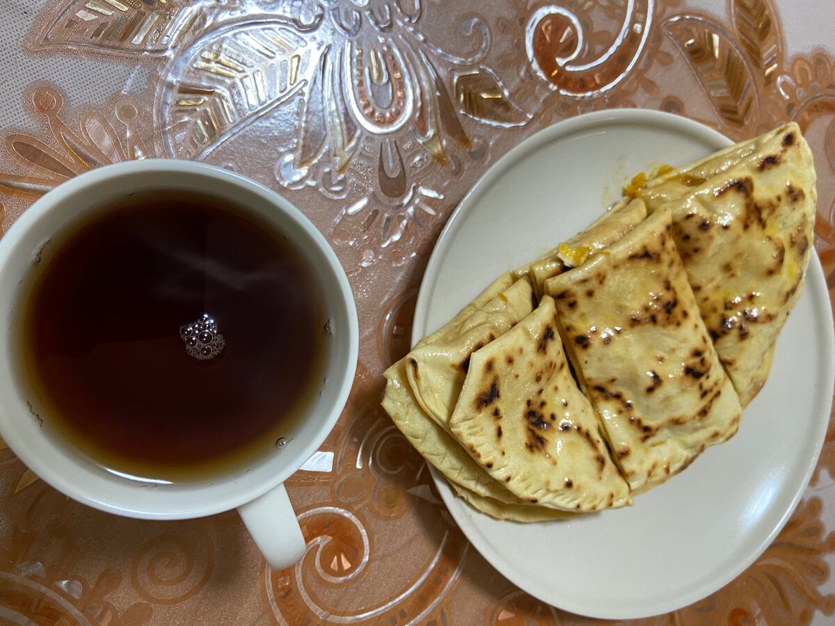 Лепешка с тыквой «Хинган» (Инг.яз) традиционная еда ингушей. Дорогая друзья если вы никогда не пробовали эти лепешки на вкус, не беритесь судить, только из за того, что не любите тыкву. Это очень нежные, мягкие, немного сладковатые и очень сытные лепешки. Выпекают их на сковороде и после обмочив в кипятке смазывают топленным или простительным маслом. 