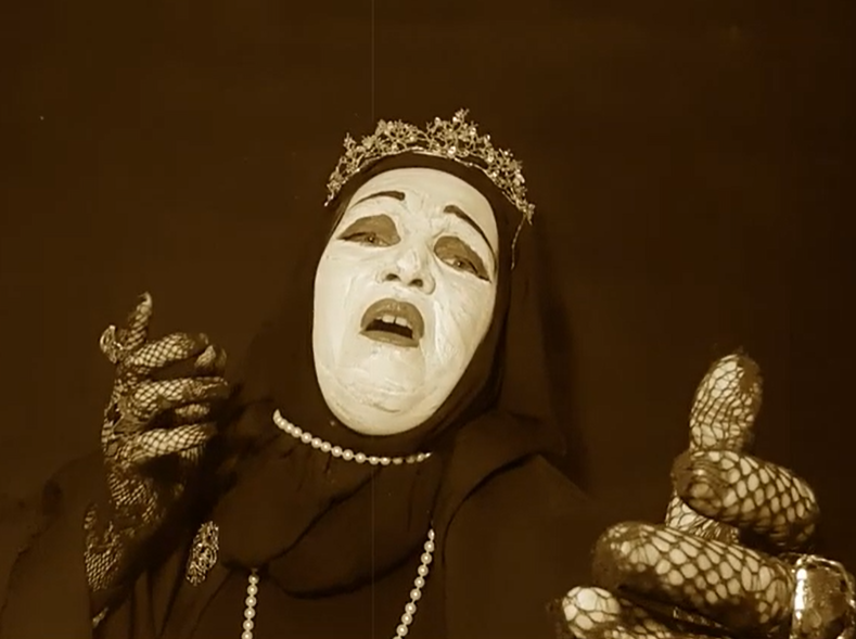 Кадр из видеоклипа "Сатир", в главной роли - Вирджиния Гоббс