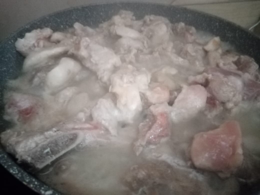 мясо режу небольшими кусочками и обжариваю на сковороде с растительным маслом до готовности и обязательной румяности.