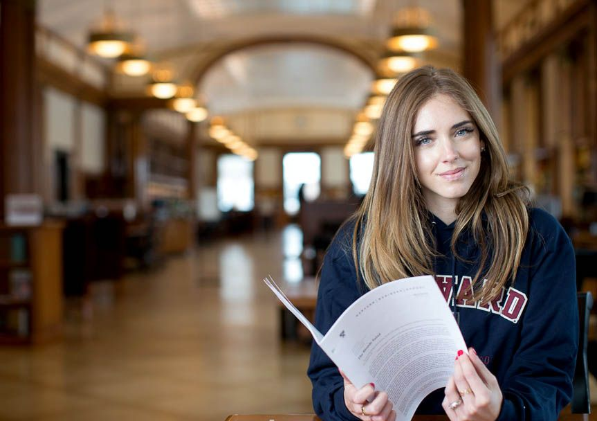 Девушка шантажирует учителя чтобы попасть в гарвард. Выпускники университета. Девушка шантажирует учителя чтобы попасть в гарвард. Ученики гарварда. Первокурсники гарварда.