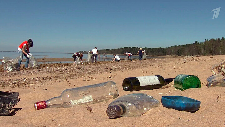 Волонтеры осуществляют сбор мусора на одном из пляжей Финского залива