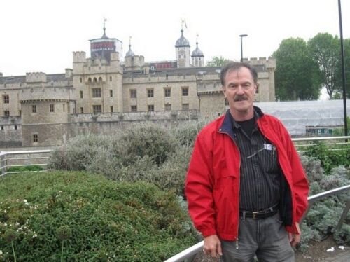 Фарук Гизатуллин родился в Японии, вместе с семьей переехал в Турцию, а затем – в Америку. 