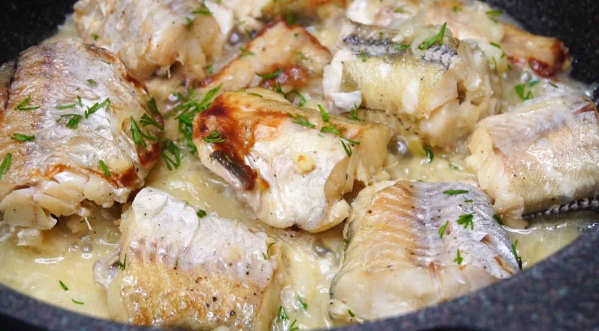 Минтай жареный. Рецепт вкусной рыбы на сковороде минтай. Минтай на сковороде. Минтай жареный на сковороде в кляре. Минтай на сковороде.