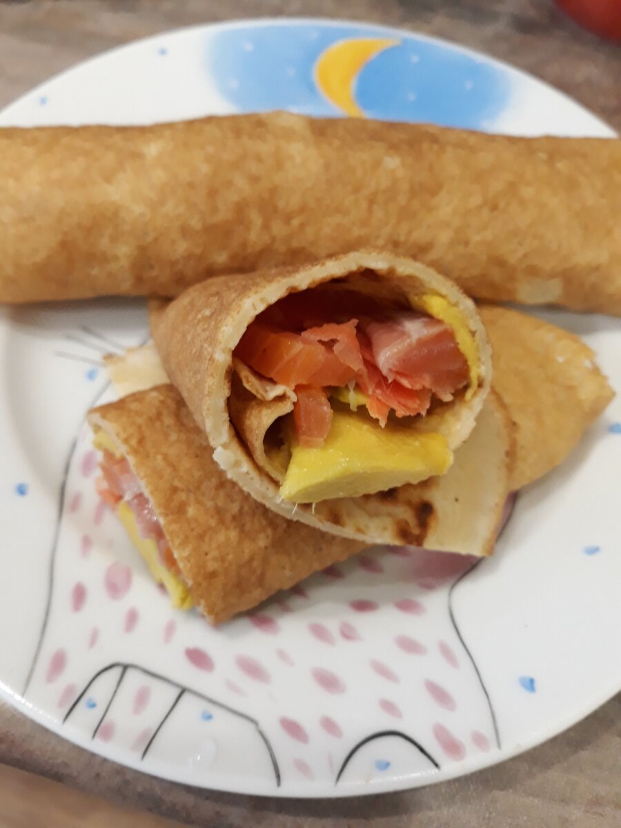 Блинчик с форелью,авокадо и имбирем