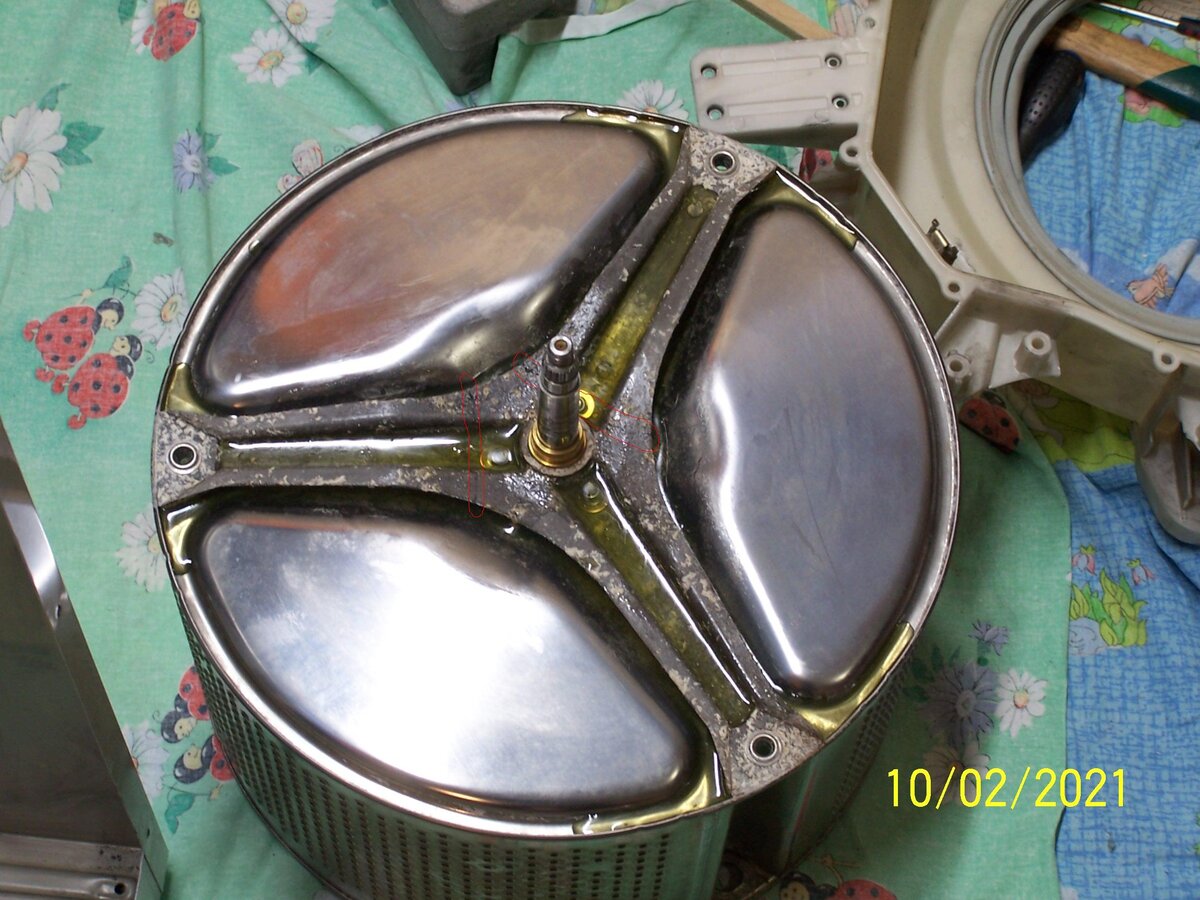 Фото отремонтированного барабана и крестовины Candy Aquamatic. Красным обведены места, где лопнула крестовина.