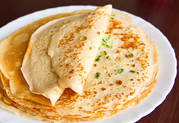 Зеленый лук — это идеальный припек для блинов с несладкими начинками 
