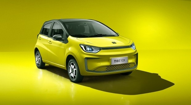 Предприятие JAC Volkswagen открыло в КНР приём заказов на электрический хэтчбек Sol E10X. Цены семи комплектаций лежат в диапазоне 39 900–78 900 юаней ($6100 – $12 100). Электромотор выдаёт 30 кВт (41 л.с., 95 Нм) либо 45 кВт (61 л.с., 150 Нм), поэтому максимальная скорость - 102 км/ч. Привод сугубо передний. На выбор предложены три литиево-железофосфатные батареи: ёмкость 15 кВтч означает запас хода в 150 км (NEDC), 19,7 кВтч - 200 км, 30,2 кВтч - 302 км. 

Клон модели JAC iEV6E унаследовал её подвески: стойки McPherson и полузависимую балку. У большинства исполнений сзади барабанные тормоза, колёсные диски (165/65 R14) - стальные, а фары - галогенные. Размеры хэтча: 3650?1670?1495 мм, между осями 2390. 
Единственный зарядный разъём находится на левом переднем крыле, и вопросов по зарядке больше, чем ответов. Объём багажника не указан, что традиционно для «китайцев». Кузовная палитра состоит из семи цветов, включая розовый и голубой. Все они могут сочетаться с чёрной крышей (панорамной нет).