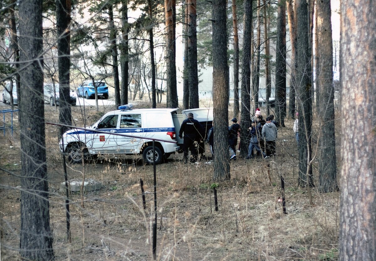 Исходник полицаи ловят бомжей дети наблюдают