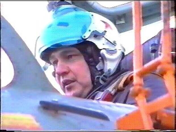 Командир гвардейцев  в кабине готовиться к запуску двигателя!