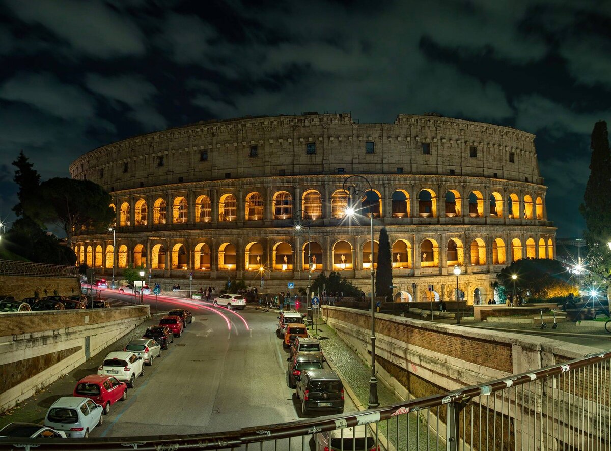 Белая машина на повороте дороги - это такси на стоянке. Такси можно найти на официальных стоянках или нужно зайти в бар и заказать такси там. На улице такси редко останавливаются. Фото Mike Kire.