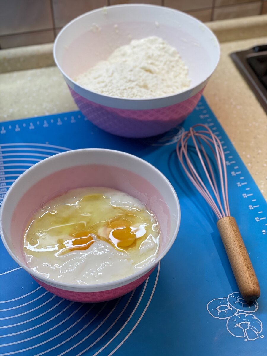 Всем хорошего дня мои Друзья🌷 Предлагаю сегодня вам свой рецепт👍 азербайджанской кяты 💖 Ароматная выпечка, которая вам обязательно понравится! 💯💖
Кята слоёная (азербайджанские сладости):
1) 250 гр маргарина(масла) и 800-900гр муки перетереть в крошку руками.