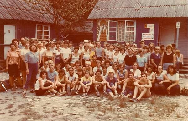 Та самая туристическая группа. 1975 год. Источник https://risk.ru/u/img/234/233911-670.jpeg
