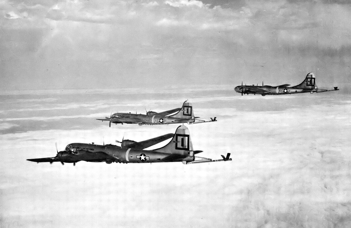 В-29. Источник: https://en.wikipedia.org/wiki/File:91st_Air_Refueling_Squadron_KB-29P_Superfortress_formation_1951.jpg