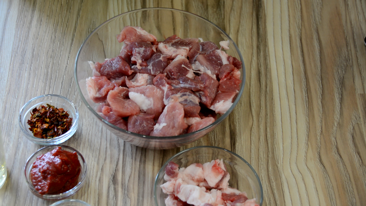 Ингредиенты (на фото не все):
Мясо - 500 гр. (у меня свинина)
Лук - 1 шт.
Морковь - 1 шт.
Мука - 1 ст. ложка
Томатная паста - 30 гр.
Соль, специи - по вкусу
Растительное масло - для жарки