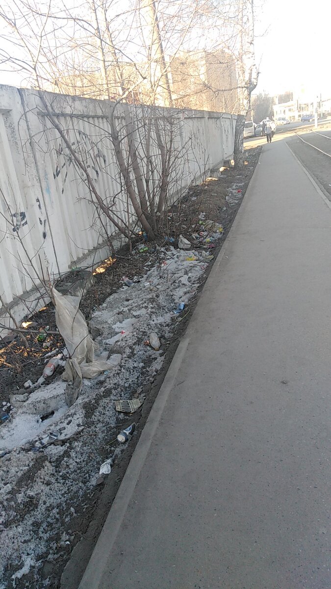 Справа трамвайные пути, слева супермаркет