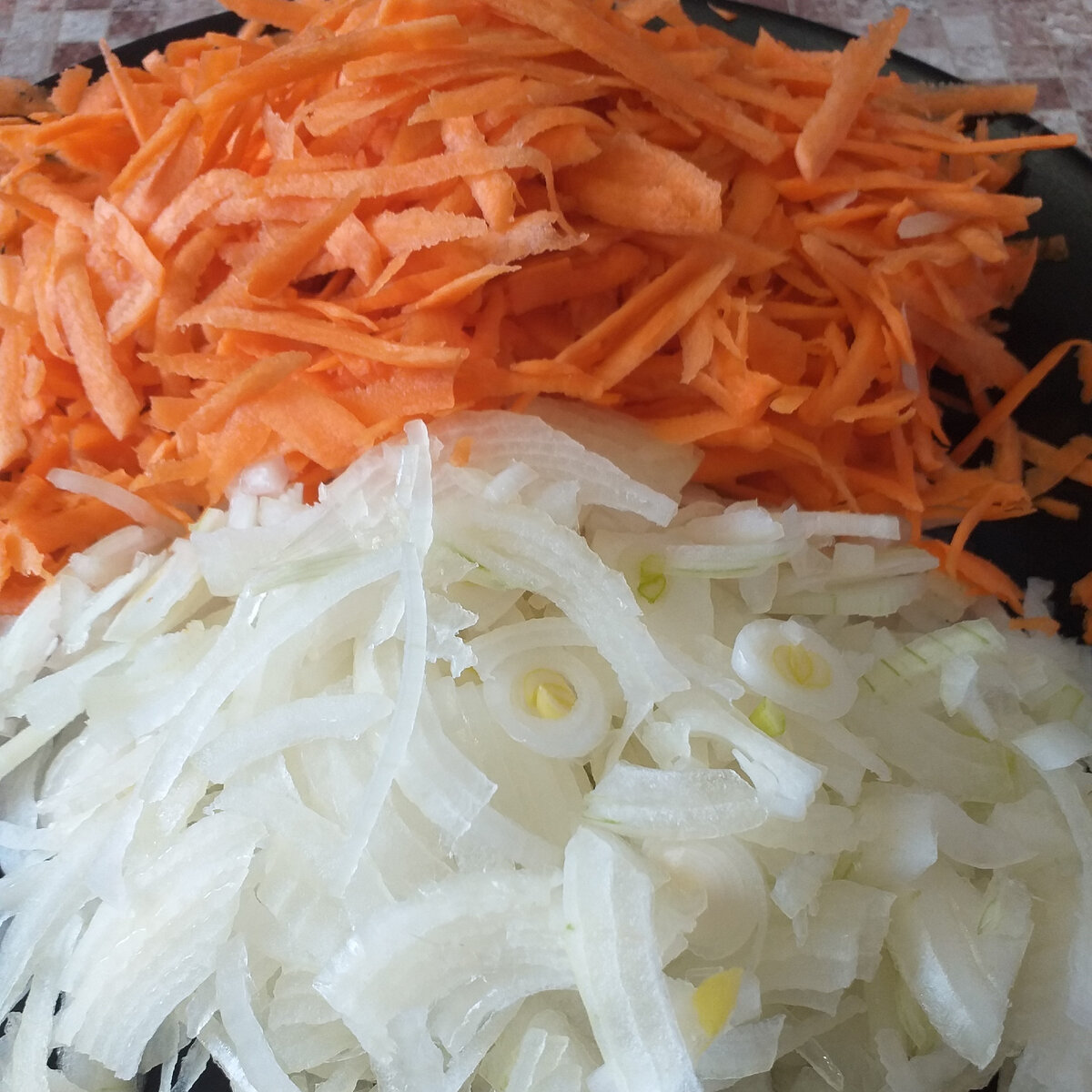 Нарезаем репчатый лук и натираем морковь