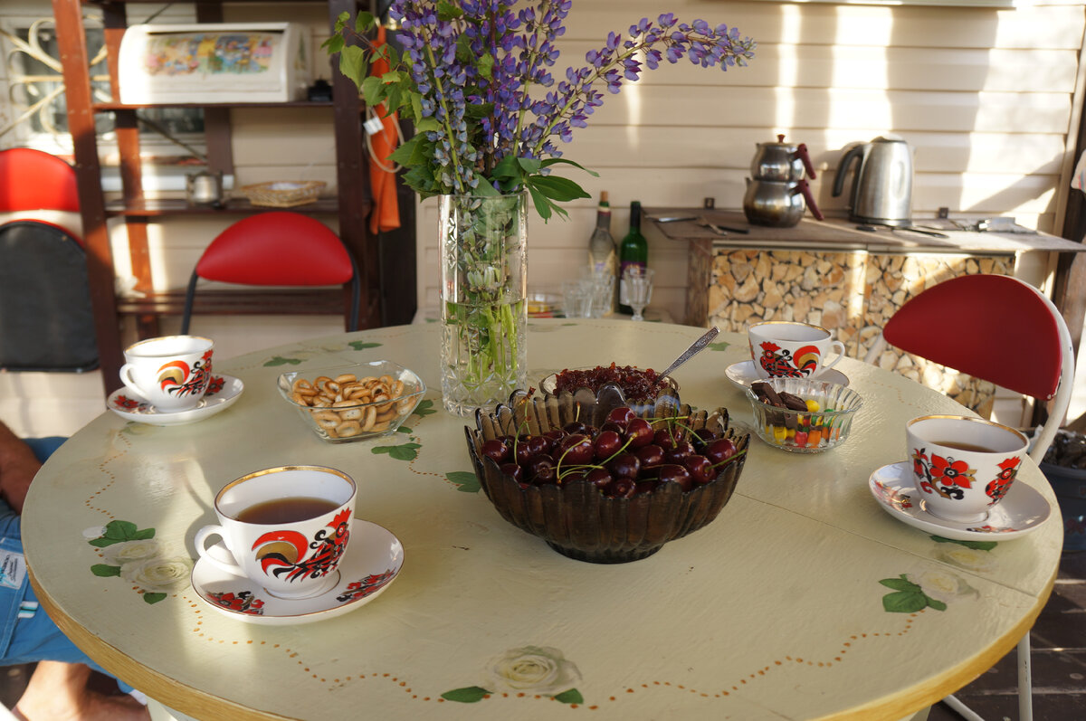 Эту открытую веранду на даче мой муж со свекром построили фактически своими руками. А этому дивному круглому столу на фото  - приблизительно 50 лет. Он отреставрирован и раскрашен вручную автором этого блога. Что - совсем непорядочно я поступаю, что хвастаюсь? 