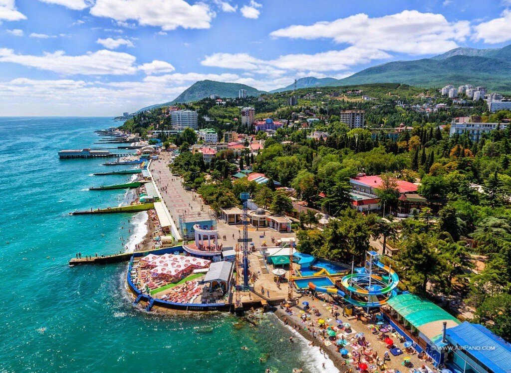 Набережная Алушты.