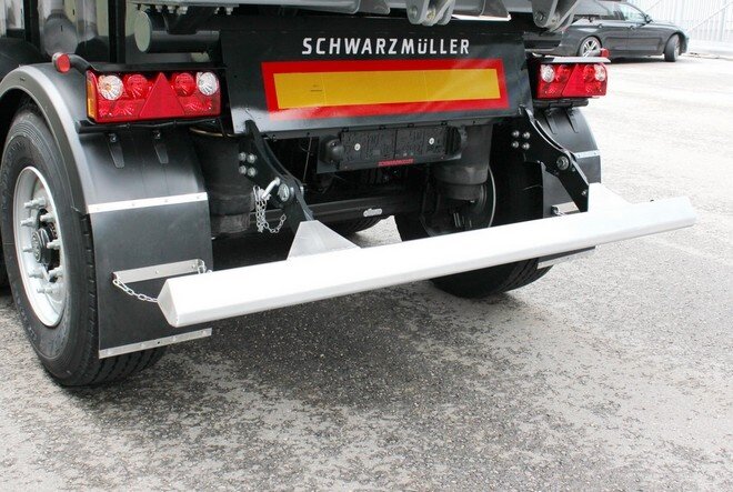 Заднее защитное устройство