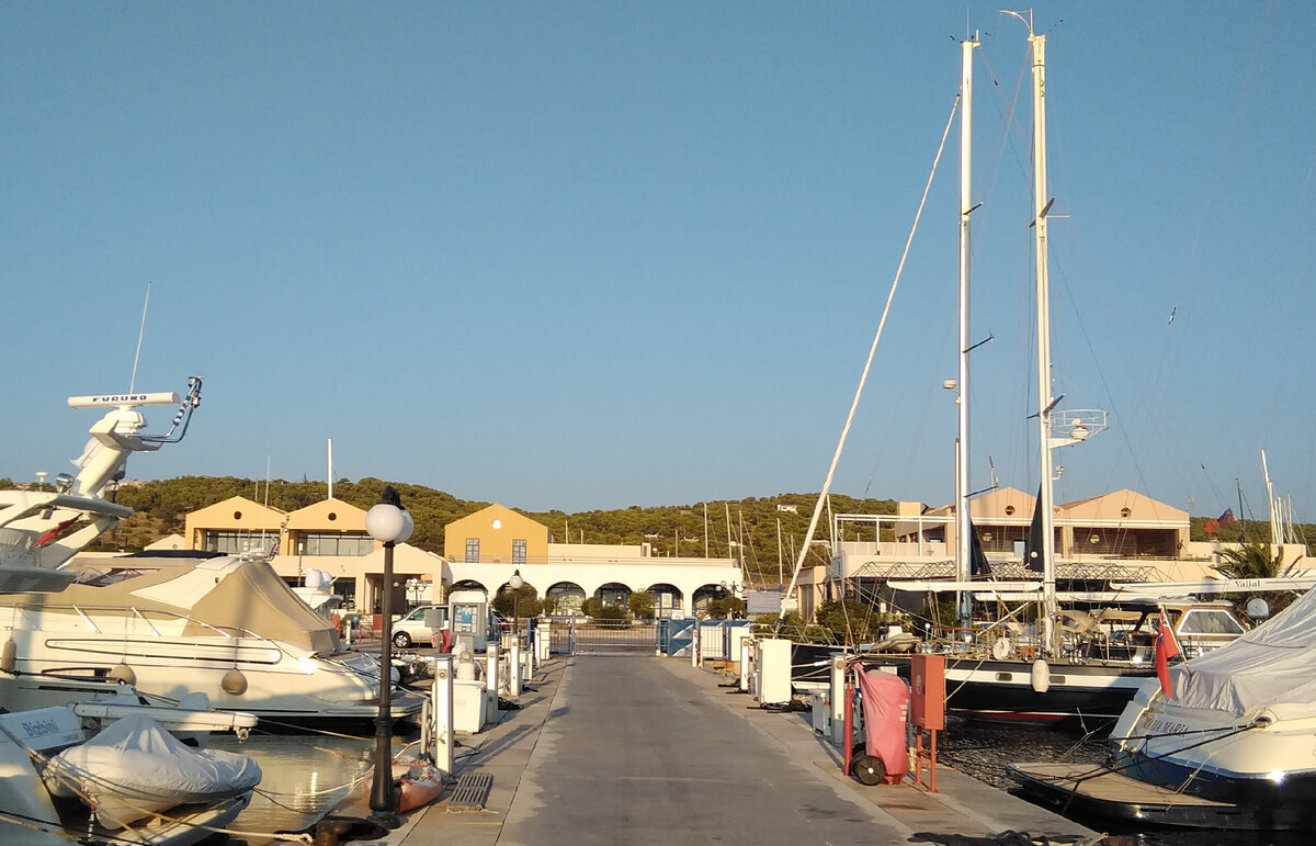 Олимпик марина, Лаврио. Базовый аэропорт - Афины.