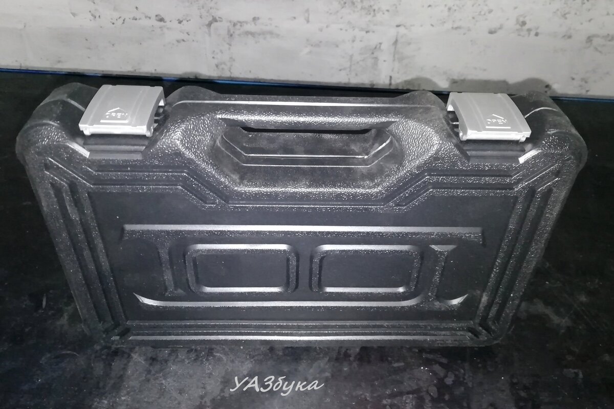 Пластиковый чемоданчик с заклепочником