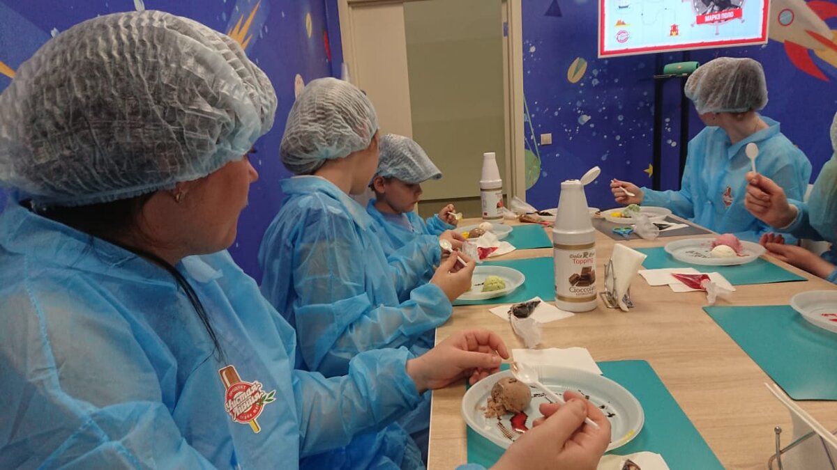 В конце экскурсии попали в комнату где бесплатно кормят мороженым на любой вкус но только три шарика на человека.