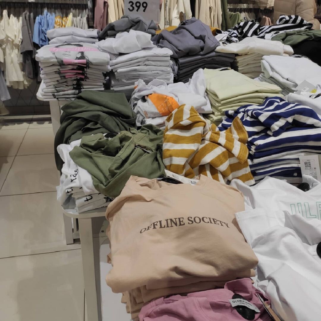 Фото автора. Многообразие различных женских футболочек. Стоимость от 399 рублей.