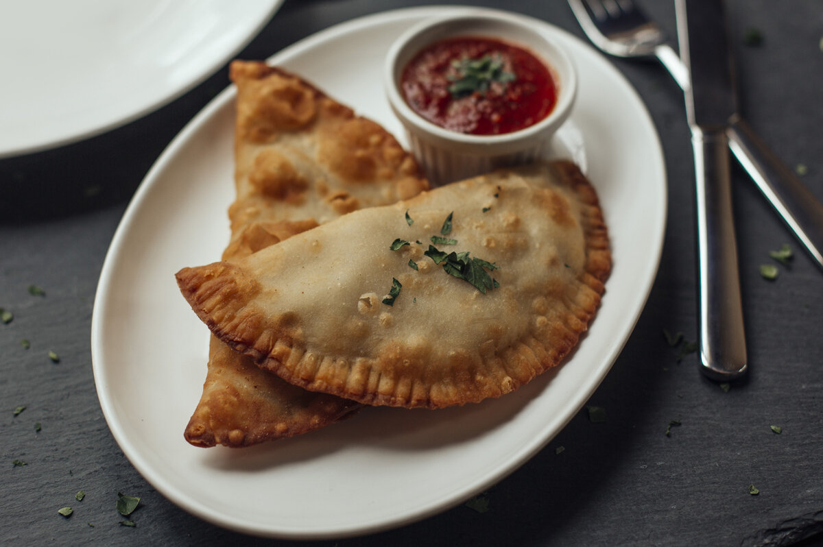 Чебуреки с мясом. Чебурек с говядиной. Чебуреки с бараниной. Кавказские чебуреки. Турецкие чебуреки название.