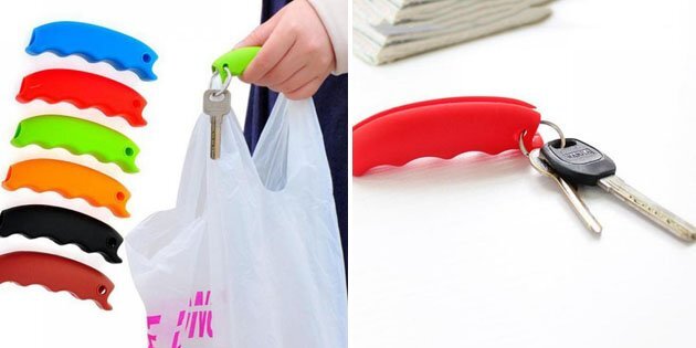 Нагруженные пакеты-маечки натирают руки, долго нести их просто невозможно. Решить проблему поможет вот такая пластиковая ручка с кольцом для ключей.Цена: 57 рублей.