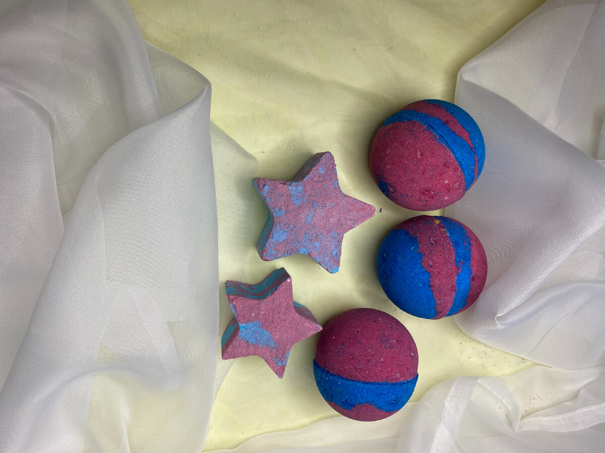 Это мои бомбочки по этому рецепту. У меня в наличии были ещё красный и синий красители пищевые. По 1 гр.