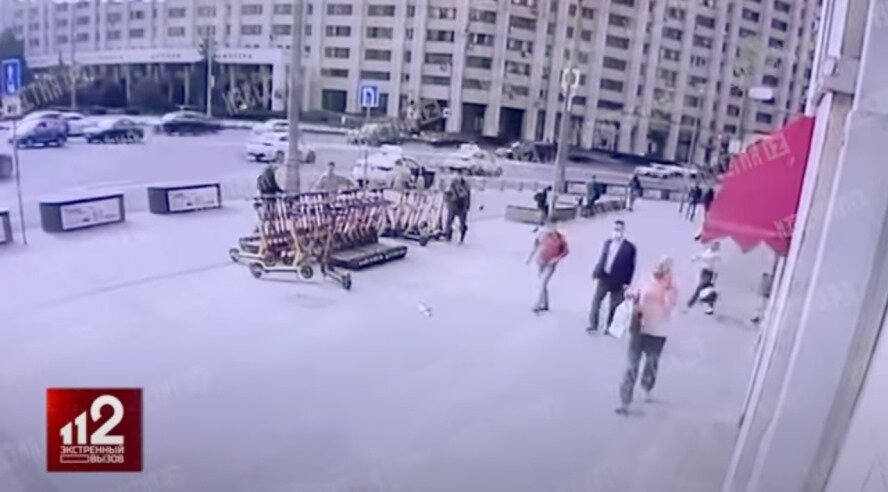 Вот так они и "работали". Запись с городской камеры видеонаблюдения
