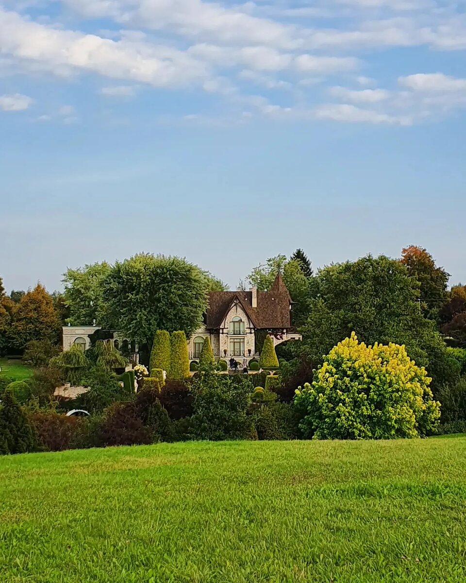 Вид на усадебный дом из сада