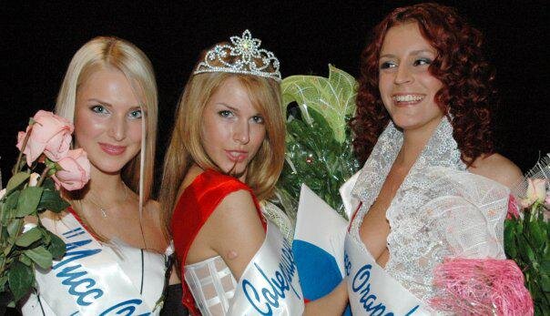 Анастасия Ругаева (справа), Евгения Воскобойникова (в центре). Фото из сети