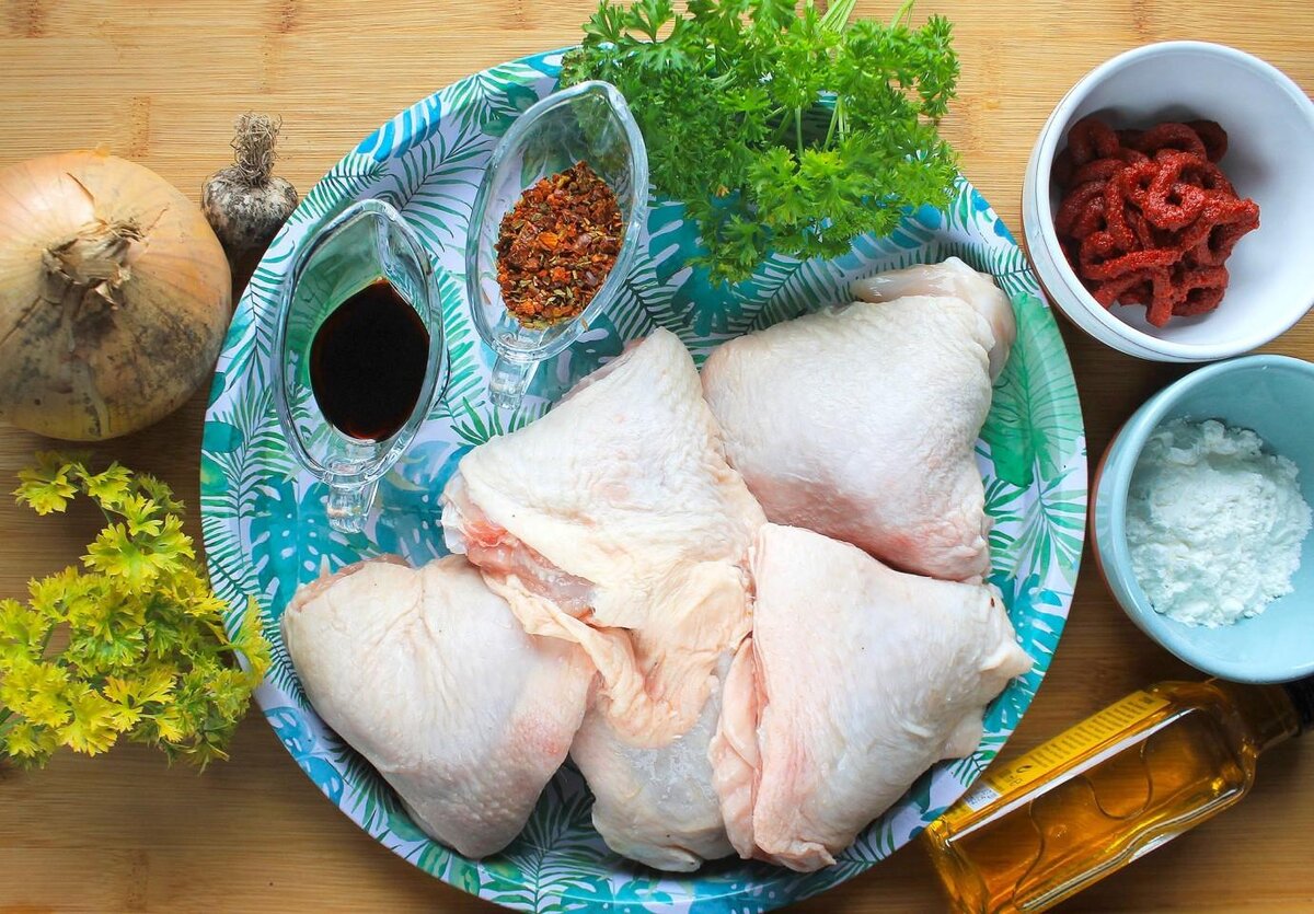 Шаг 1. Как потушить куриные бёдра на сковороде? Подготовьте все необходимые продукты. Если у вас курица из заморозки, то её следует предварительно разморозить. С бёдрышек удалите остатки перьев, ополосните кусочки мяса и обсушите бумажными салфетками. На курице не должно быть излишков влаги, это очень важно. Посыпьте курицу с двух сторон небольшим количеством соли и массирующими движениями распределите её равномерно по всем кусочкам.