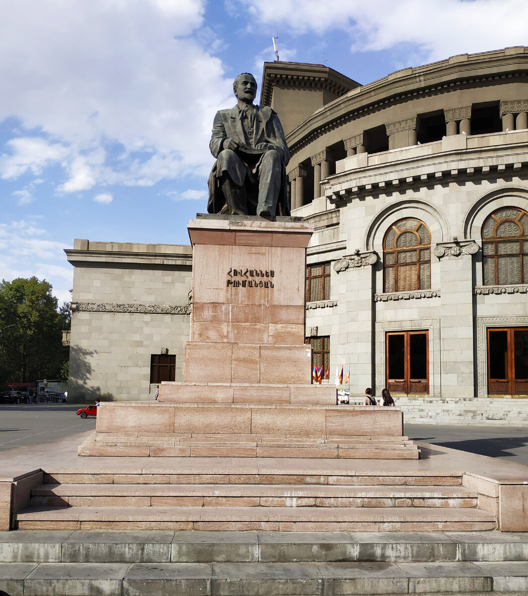Памятник Ованесу Туманяну у здания Оперы и балета в Ереване.