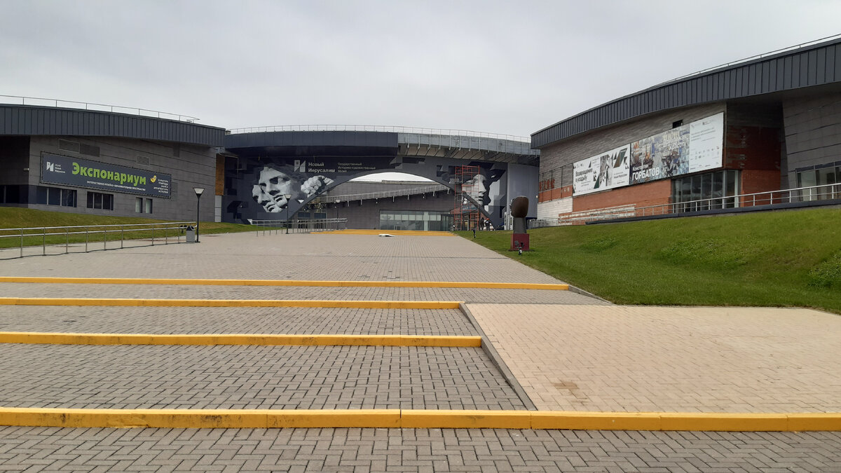 иду от парковки к зданию музея