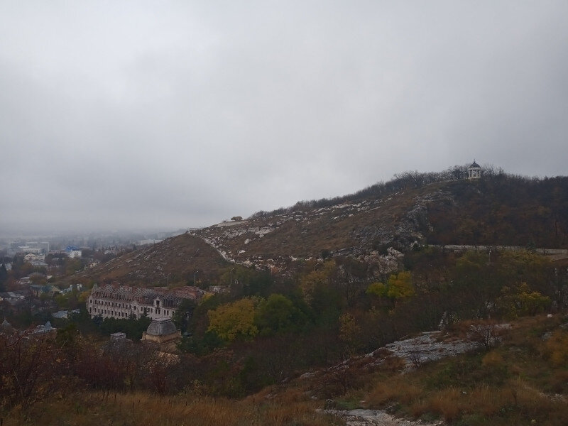 Беседка на холме, заброшенное здание в ущелье