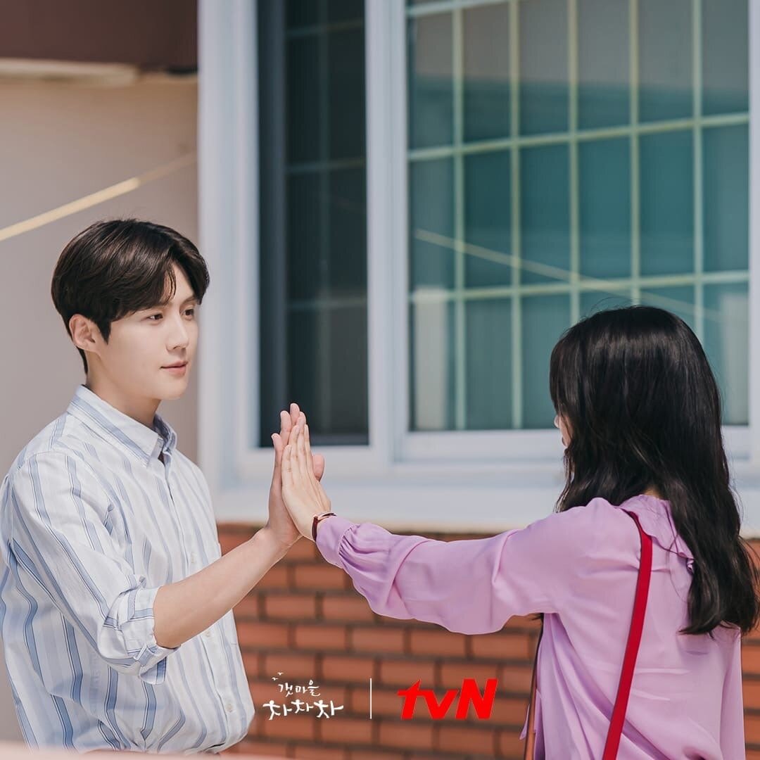 Кадр из дорамы "Приморская деревня Ча Ча Ча"