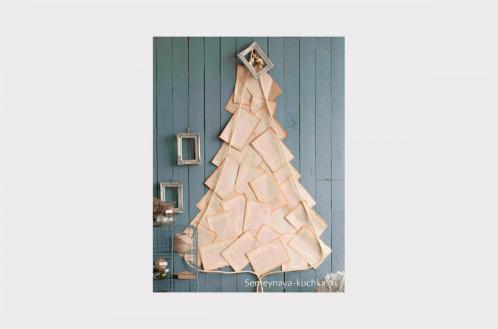 Ёлка
Сделайте контур дерева и заполните его листами из книги. 
Если в книжке есть иллюстрации, можете вырезать из них интересные элементы и добавить их на ёлку в качестве украшений. 