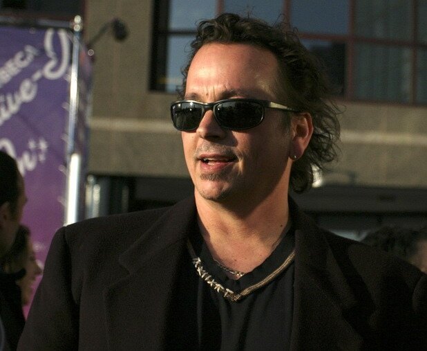 Кевин Истмен (англ. Kevin Eastman) - американский художник комиксов, издатель, писатель. Широкую известность получил благодаря созданию в соавторстве с Питером Лэрдом комиксов о Черепашках-ниндзя. Один из двух основателей студии «Мираж». Также является владельцем и издателем журнала Heavy Metal.